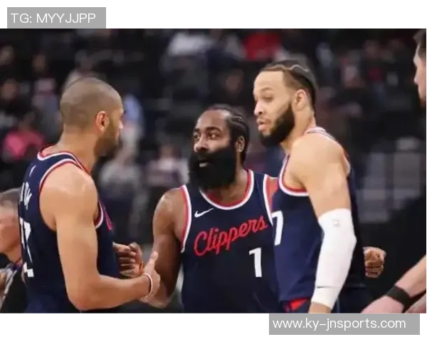 快船与黄蜂激战上半场快船微弱领先哈登表现抢眼小卡稳定发挥三球状态起伏